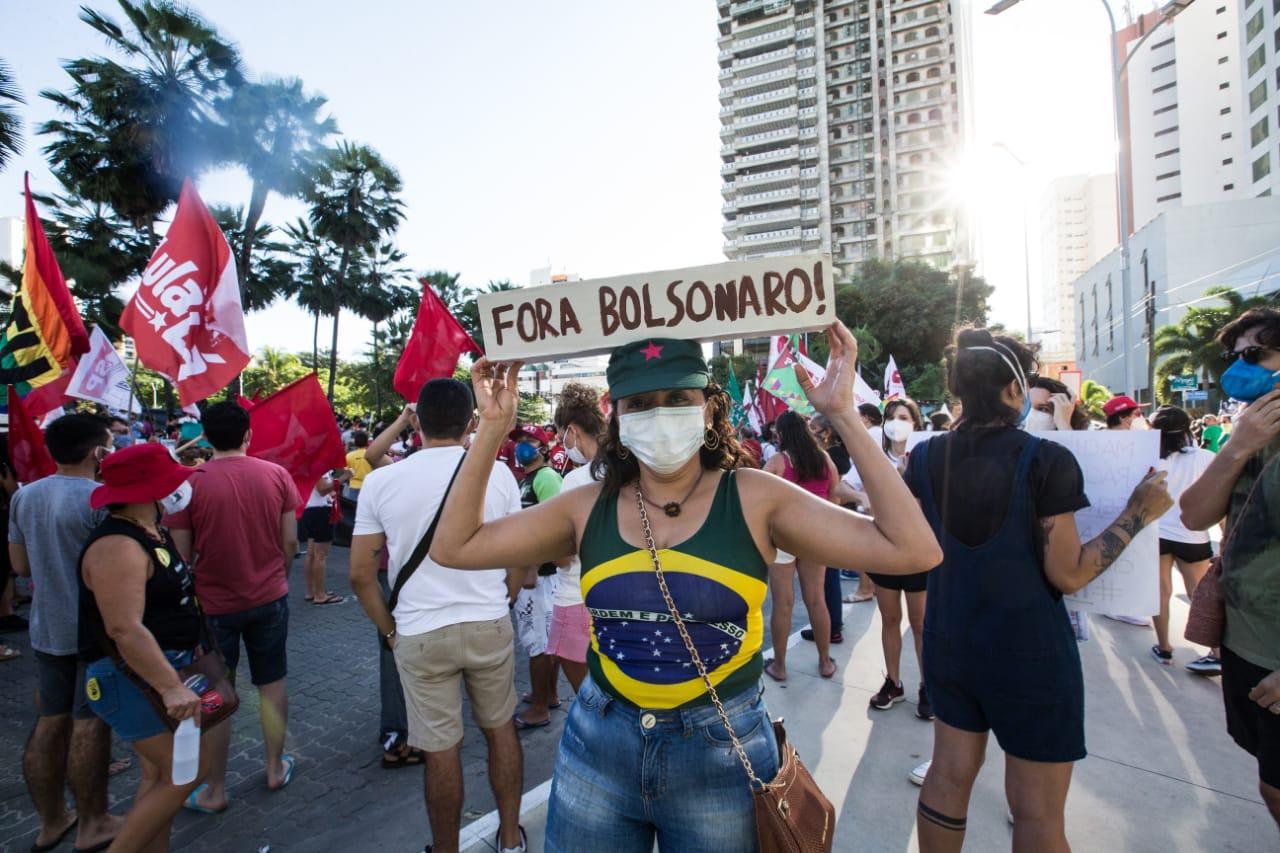Manifestante segurando placa de Fora Bolsonaro durante protesto em Fortaleza