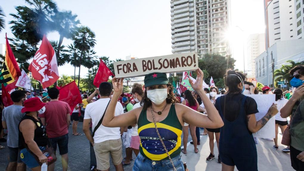 Manifestante segurando placa de Fora Bolsonaro durante protesto em Fortaleza