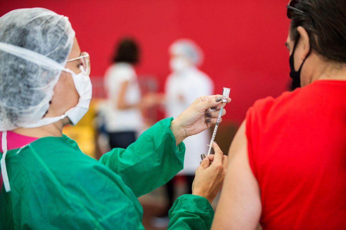 Dose de vacina contra a Covid-19 sendo preparada para aplicação