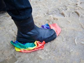 Esmagamento de bandeira LGBT na sujeira por homofóbico radical