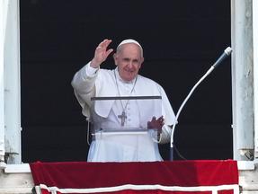 Papa Francisco faz a oração do Angelus de domingo da janela de seu escritório com vista para a Praça de São Pedro no Vaticano em 4 de julho de 2021