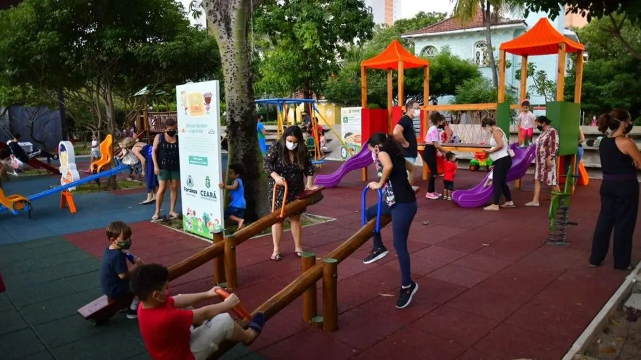 A Praça Luiza Távora é um dos lugares ao ar livre de Fortaleza para se passear com as crianças