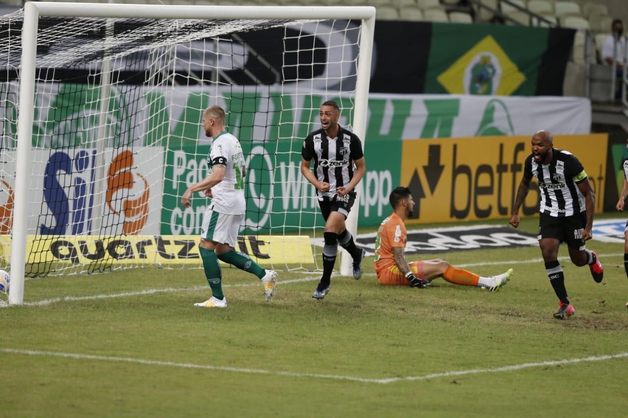 Gabriel Lacerda comemora gol