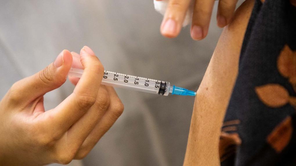 Mulher se vacina contra a Covid-19 em Fortaleza