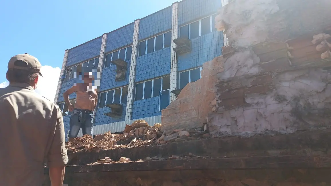 Bombeiros trabalham no local do acidente