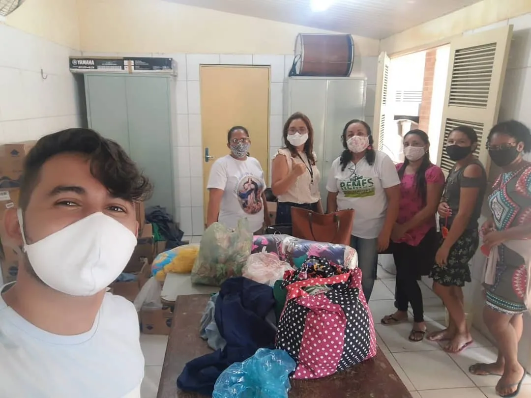 No processo de confecção, o projeto agrega mulheres costureiras e aquelas que ainda estão aprendendo o ofício, a fim de que possam levar essa nova habilidade para suas comunidades