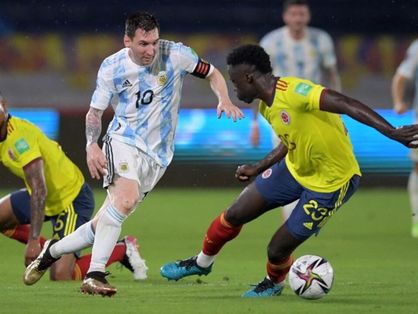 Atletas de Argentina e Colômbia disputam bola em jogo