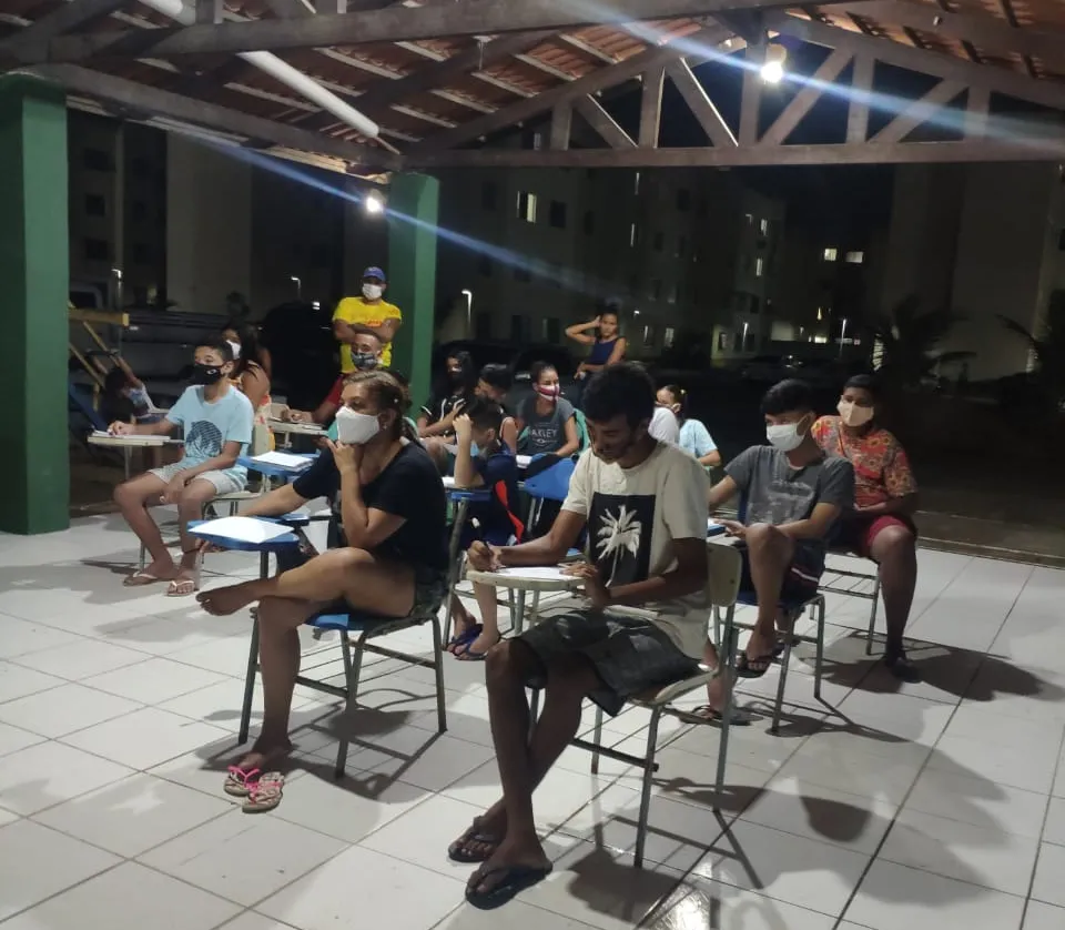 Além das aulas de balé, os jovens também possuem a opção das aulas de inglês, reforço escolar, violão e até mesmo futebol