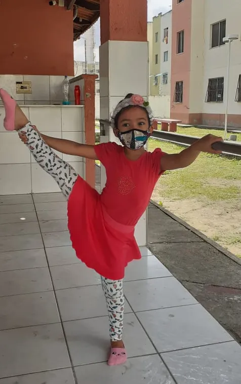 Apaixonada por balé desde pequena, Ana Clara tem a possibilidade de aprender os movimentos da dança pela primeira vez aos cinco anos