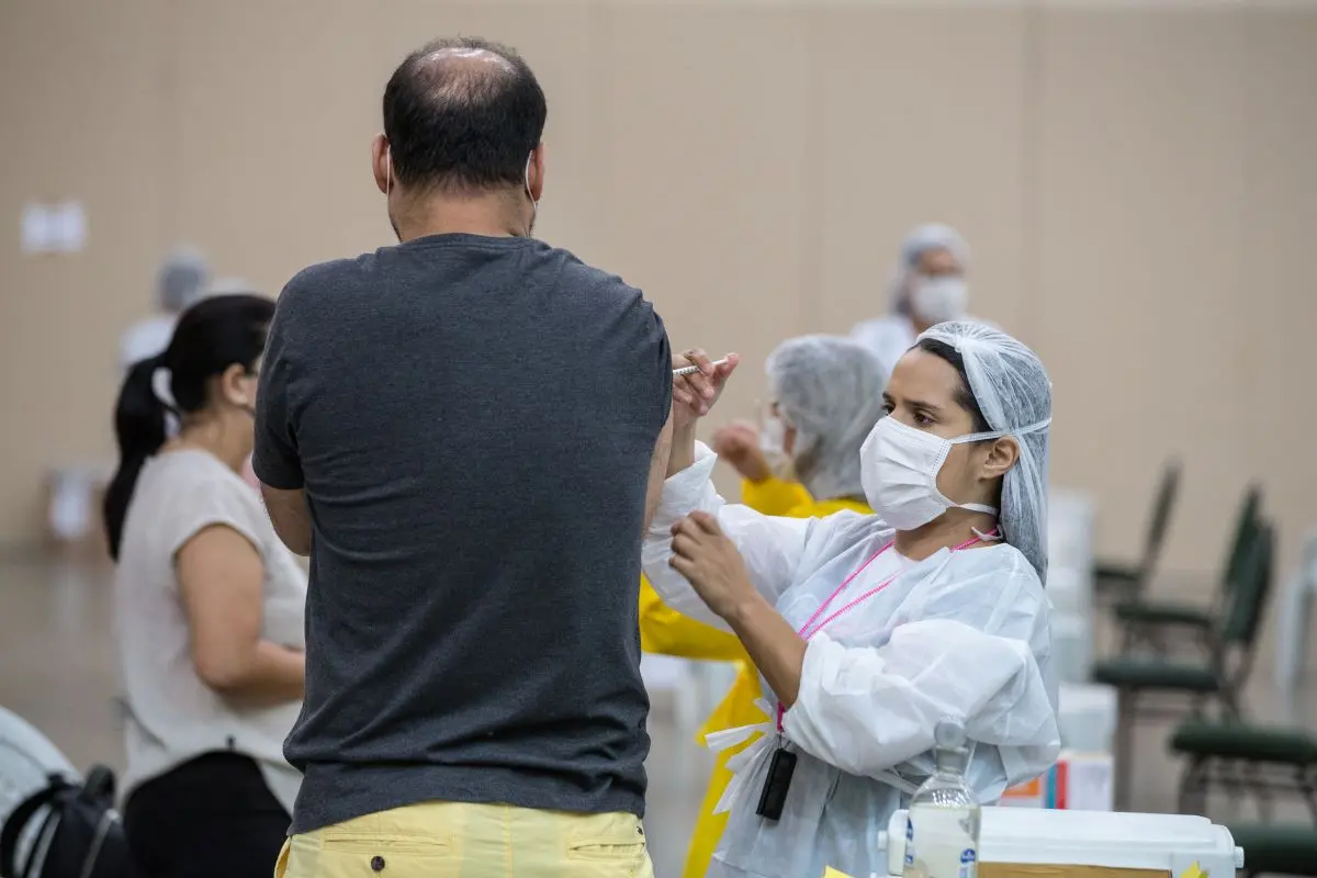 homem sendo vacinado contra a Covid-19 em fortaleza