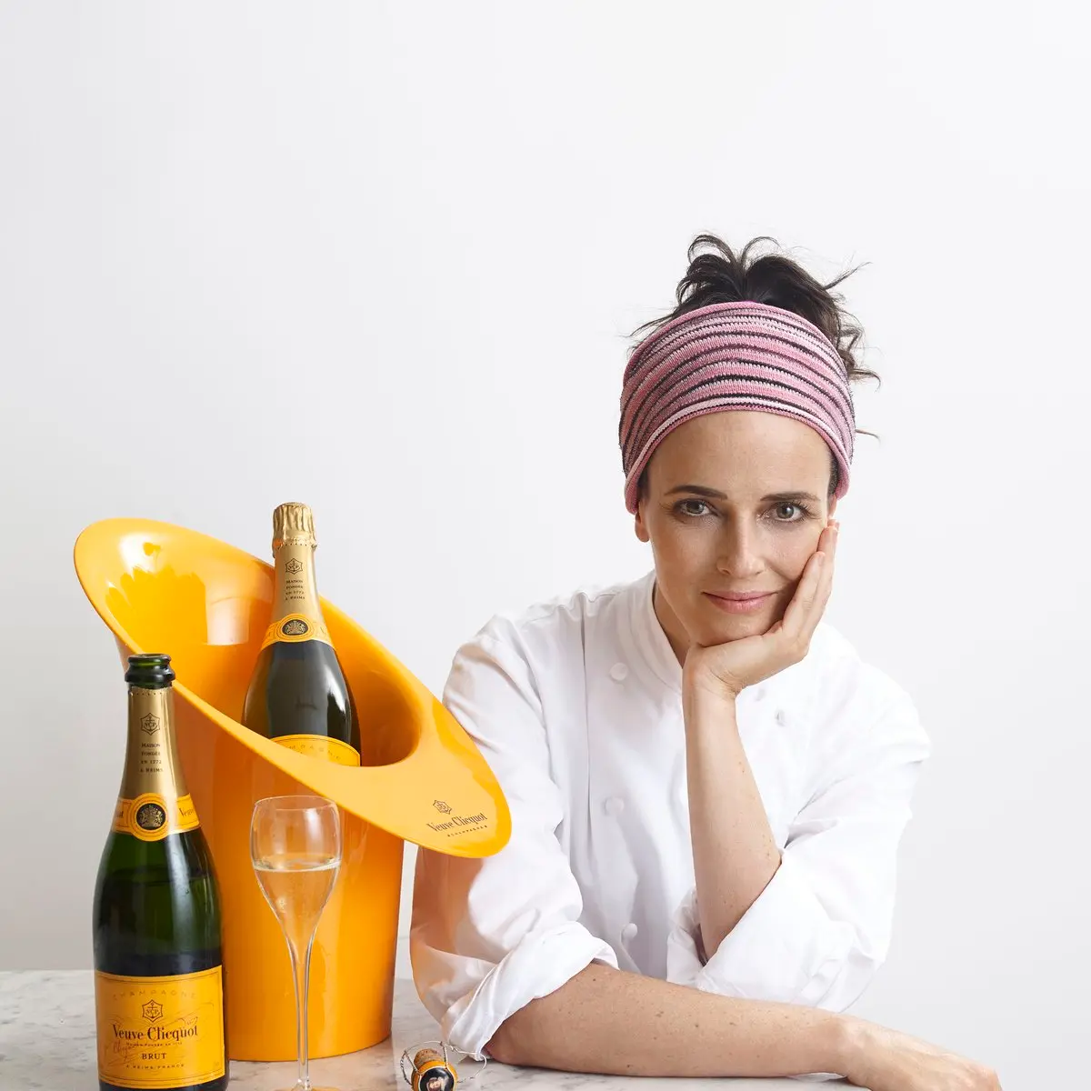 Helena Rizzo em uma foto ao lado de duas garrafas de Champagne