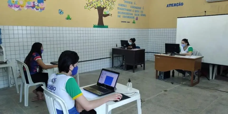 As avaliações diagnósticas foram aplicadas de maneira híbrida, tanto no formato digital quanto impresso.