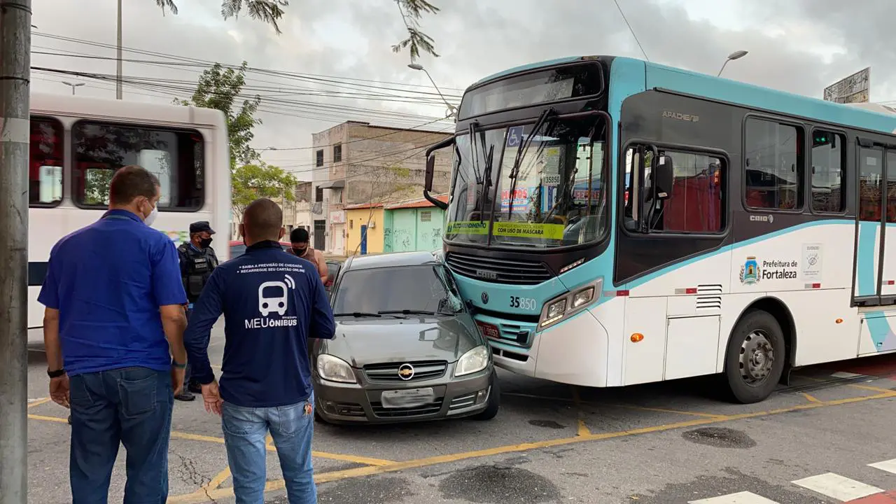 Colisão entre carro e ônibus