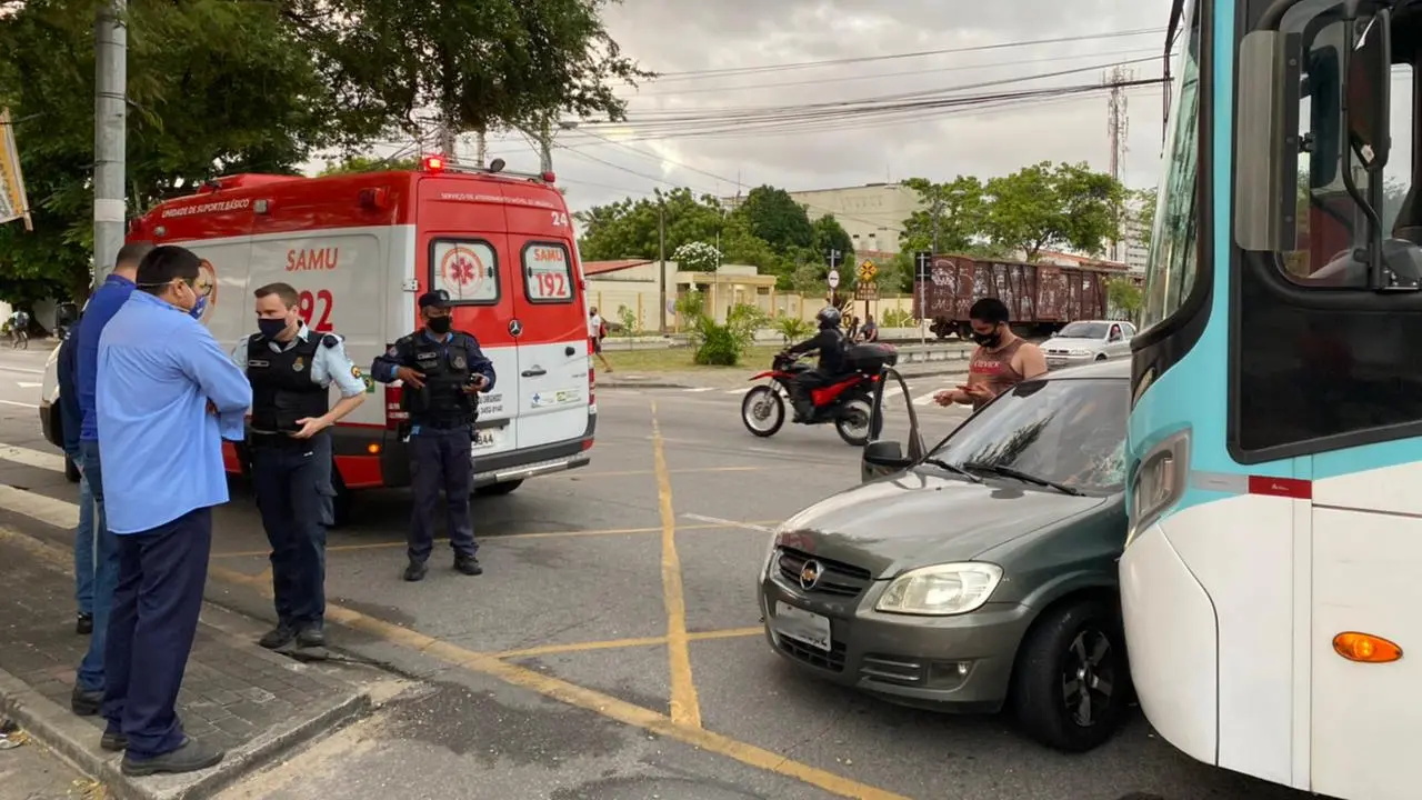 Colisão no cruzamento das avenidas Bezerra de Menezes e José Jatahy