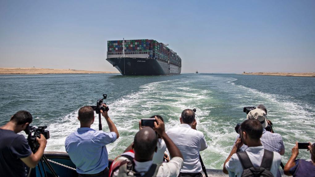fotógrafos e cinegrafistas registram o navio ever given