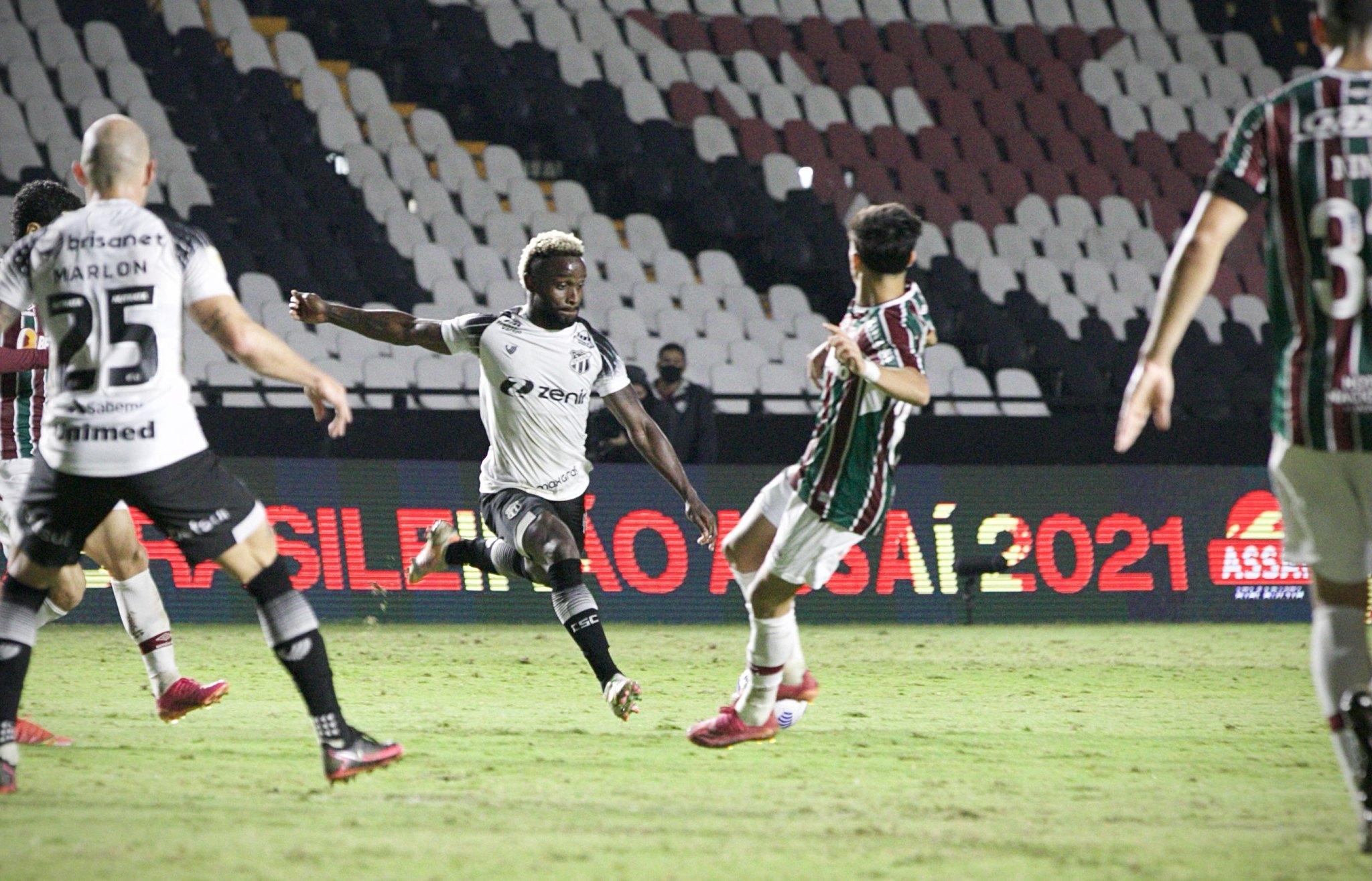 Mendoza chuta bola e é travado por defensor do Fluminense