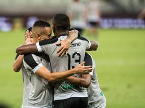 Elenco do Ceará em abraço coletivo após gol