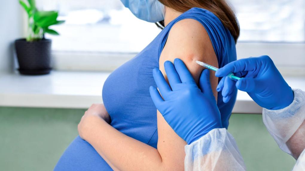 Grávida recebendo vacina contra Covid-19