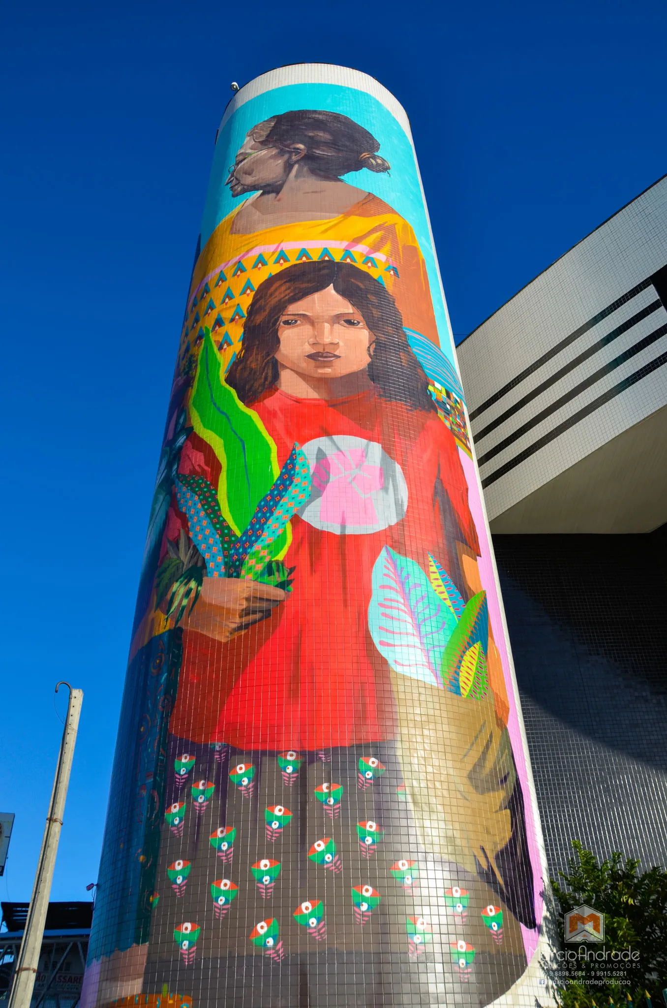 Arte do duo sobre a caixa d'água do Mercado Central