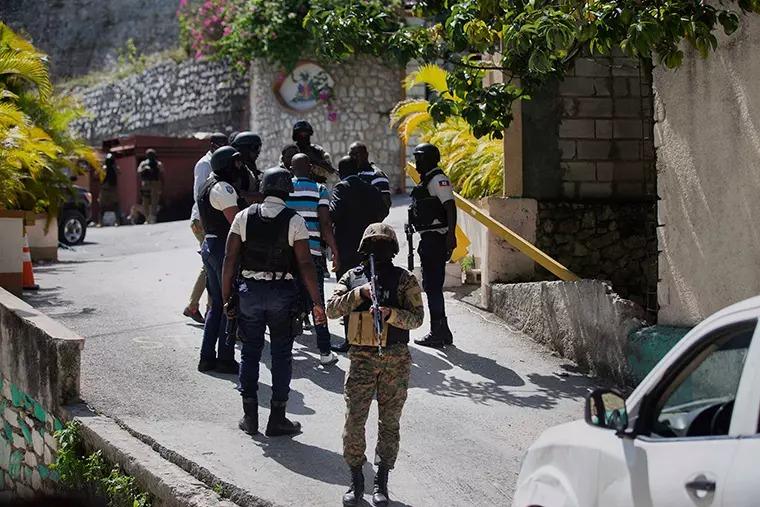 Polícia haitiana fazendo buscas