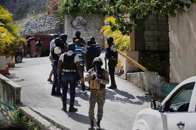 As buscas começaram logo após a morte do presidente haitiano