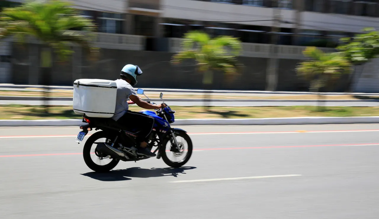 Fonte de renda de muitos brasileiros, a moto demanda mais atenção e prudência do condutor