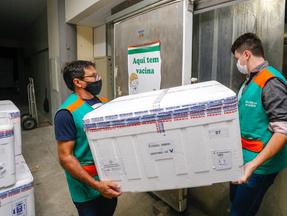 Chegada de lote de vacinas CoronaVac no Ceará