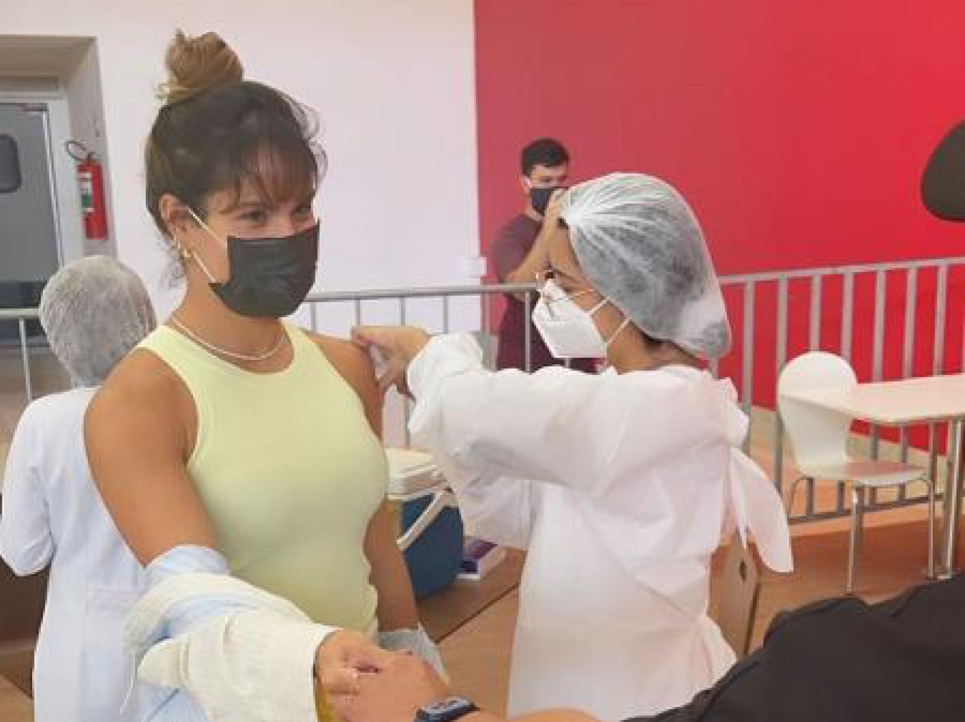 Thyane Dantas recebendo dose de vacina contra a Covid-19 em Fortaleza
