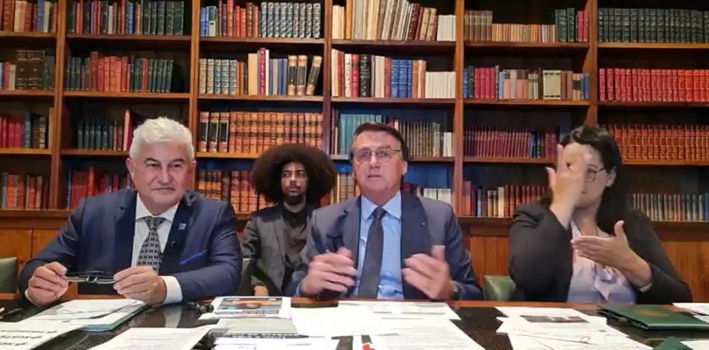 Bolsonaro faz brincadeira racista com cabelo de apoiador: 