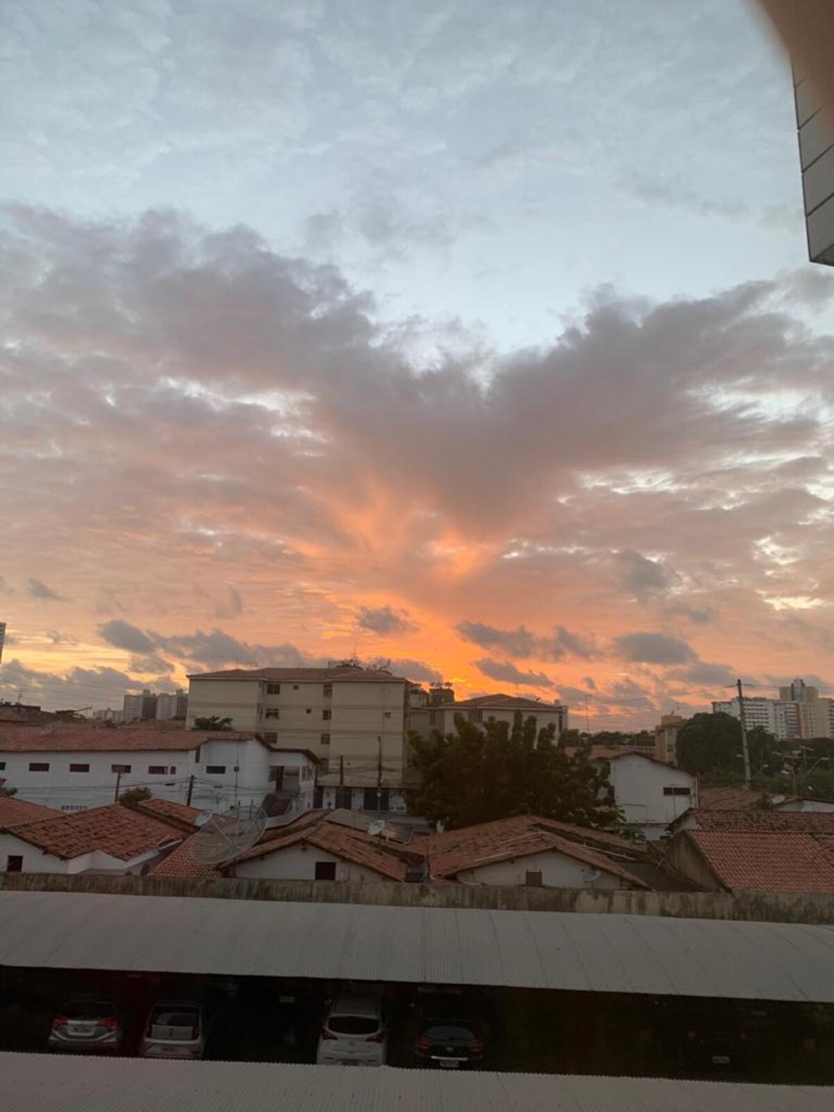 Céu amanhece laranja em Fortaleza