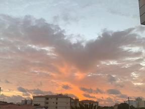 Céu amanhece laranja em Fortaleza