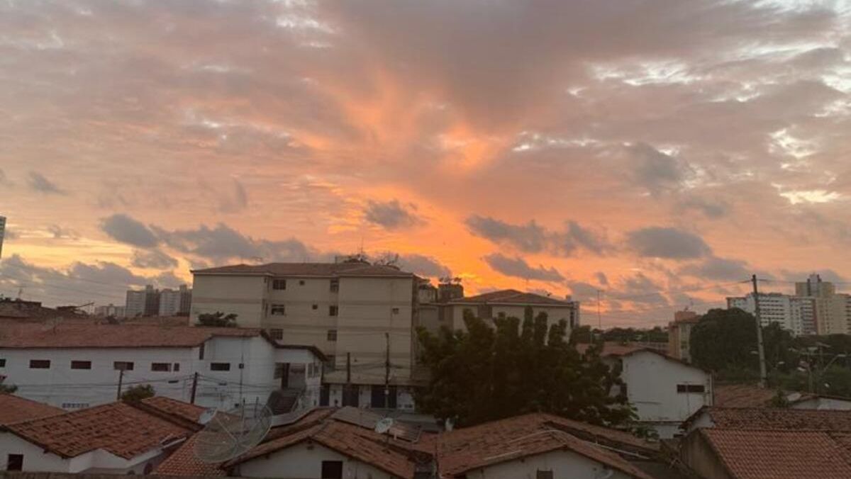 Céu amanhece laranja em Fortaleza
