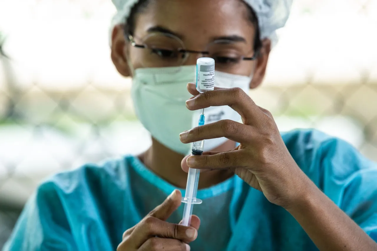 Para alcançar a 'proteção de barreira', vacinação deve atingir cerca mais de 80% da população com duas doses