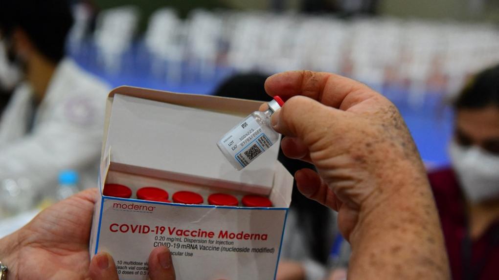 Caixa com doses de vacinas da Moderna