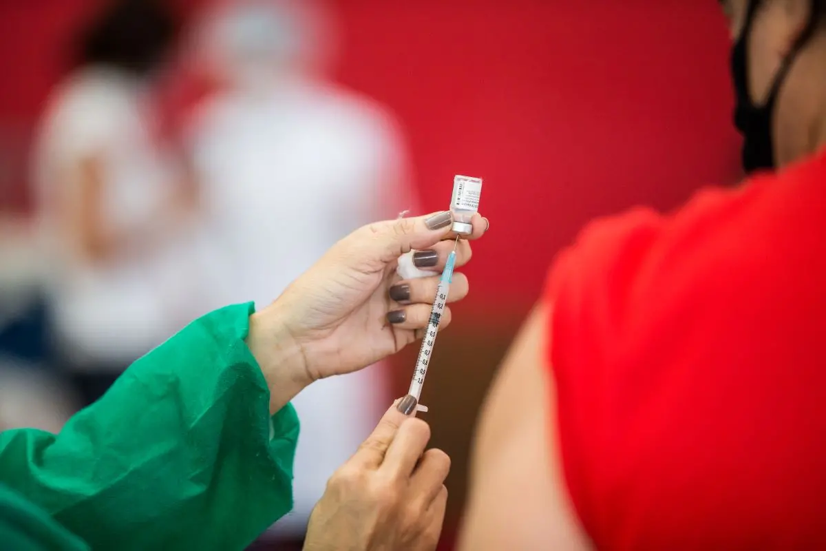 profissional de saúde preparando aplicação de dose de vacina contra a Covid-19
