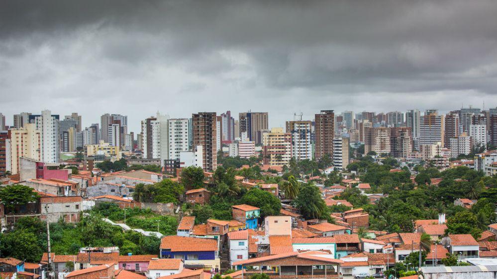 Foto panorâmica de Fortaleza, com céu nublado