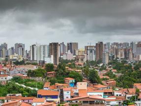 Foto panorâmica de Fortaleza, com céu nublado