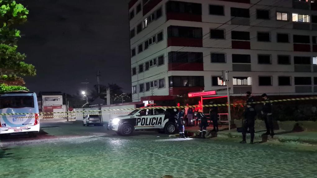 Homem é morto e outro é baleado em parada de ônibus no Caça e Pesca, em Fortaleza