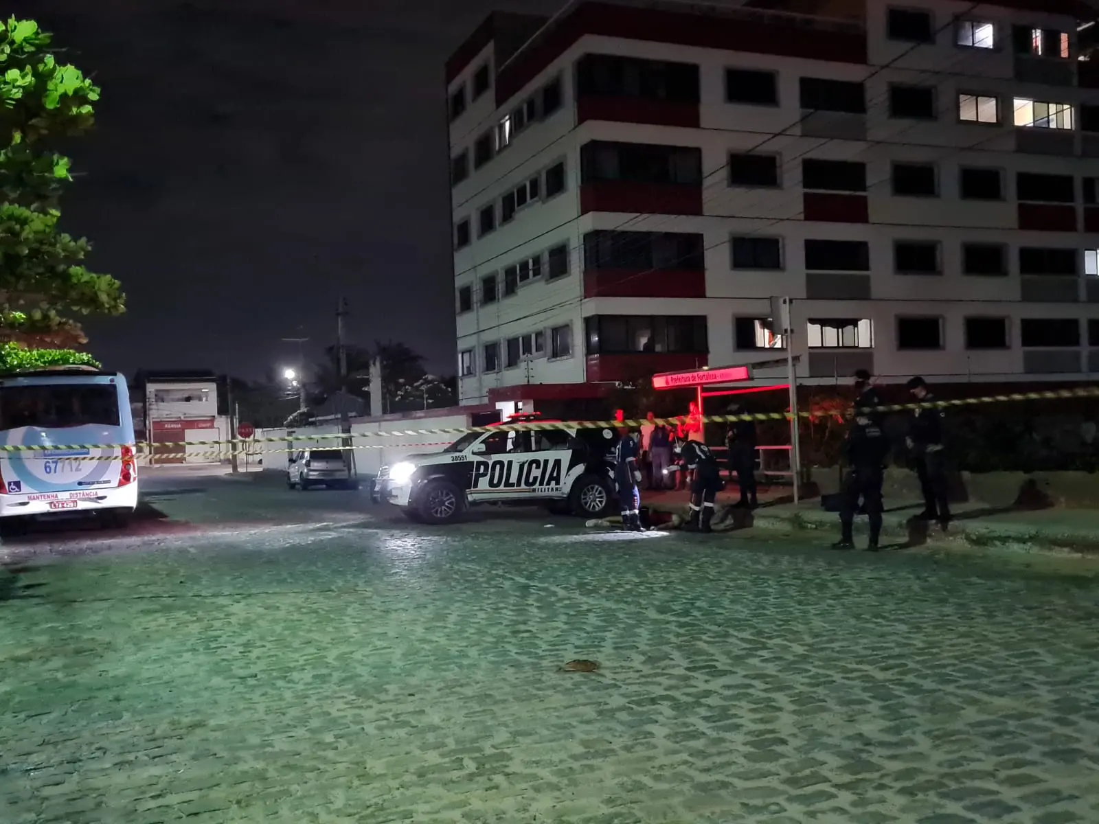 Homem é morto e outro é baleado em parada de ônibus no Caça e Pesca, em Fortaleza