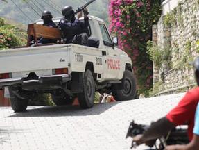 Policiais rondando o Haiti