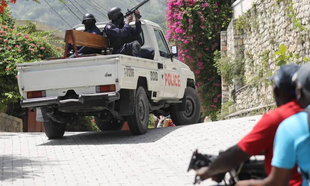 Policiais rondando o Haiti