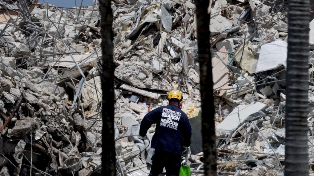 Operário trabalhando nos escombros de prédio que desabou em Miami
