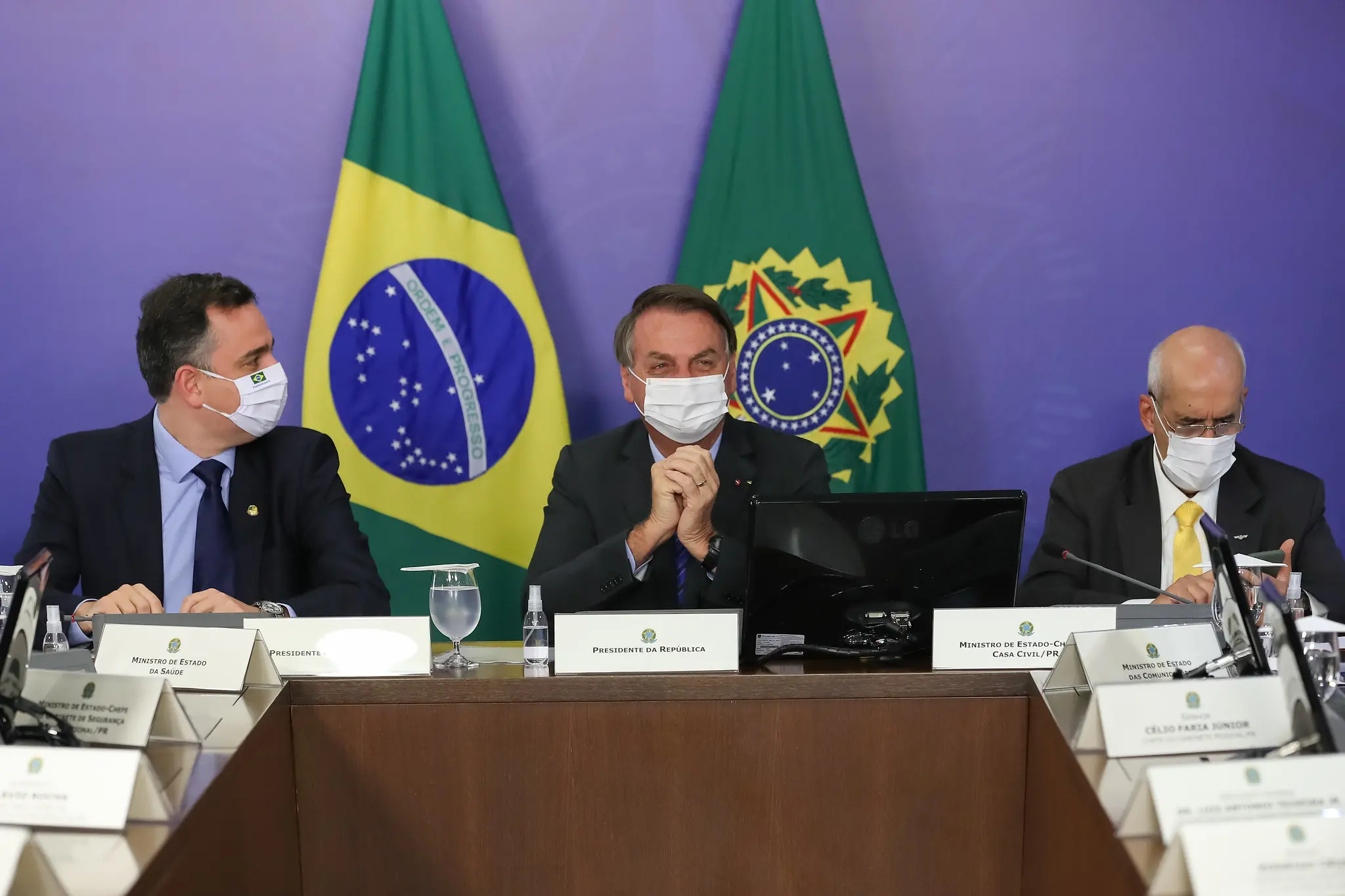 Declarações do presidente tensionaram o clima com o Legislativo e o Judiciário. Nota das Forças Armadas contra um senador também acendeu sinal de alerta