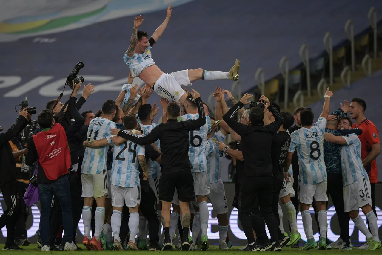 Não foi do camisa 10 o gol da vitória por 1 a 0 na decisão da Copa América, mas ele foi ovacionado pelos companheiros na comemoração