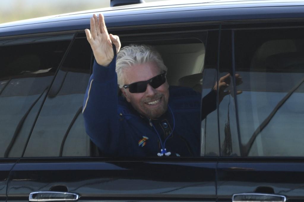 Bilionário Richard Branson chegando a base no Novo México