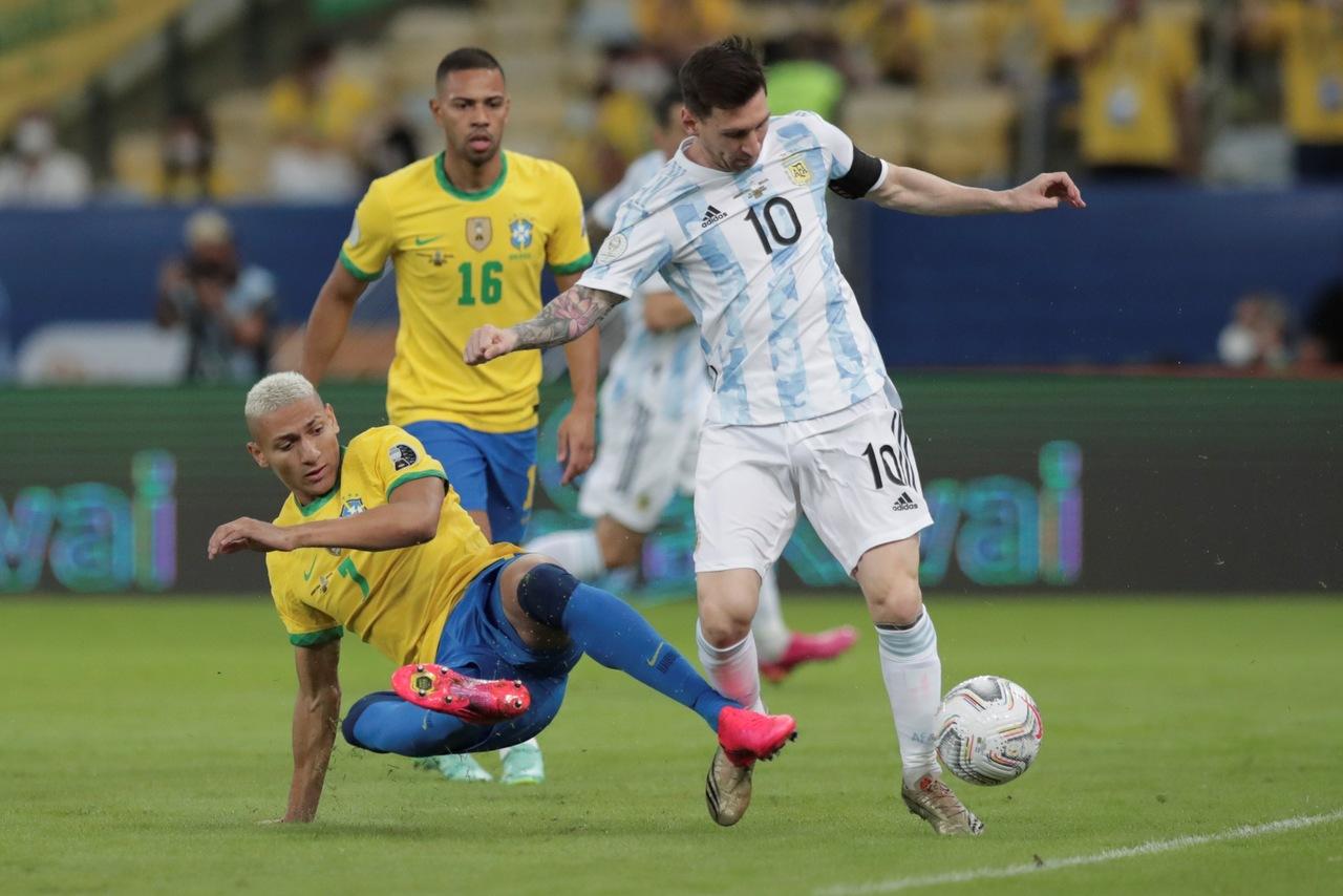 Messi desfila genialidade e classifica Argentina para final da
