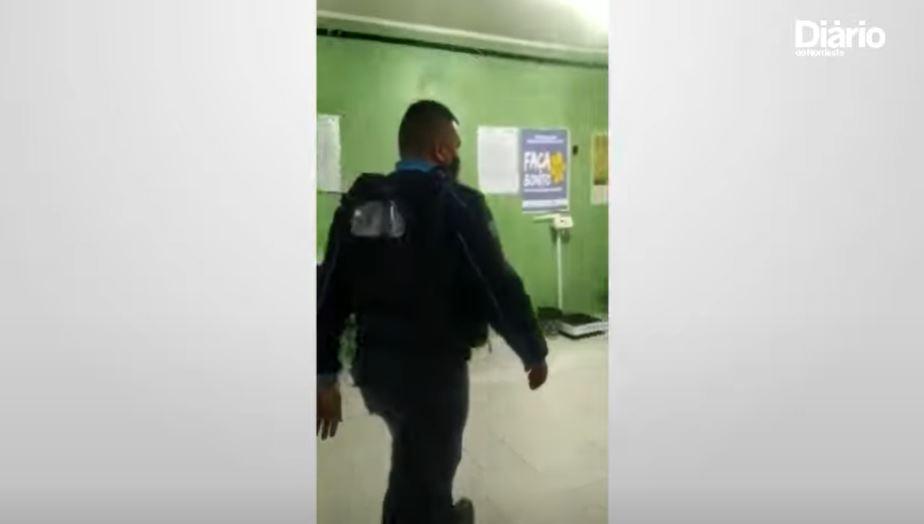 Policial envolvido de costas em vídeo