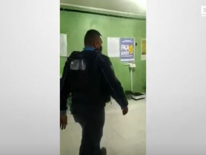Policial envolvido de costas em vídeo