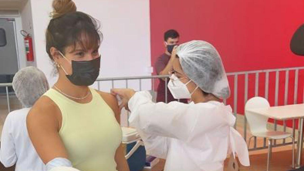 Thyane Dantas recebendo vacina contra a Covid-19 em Fortaleza