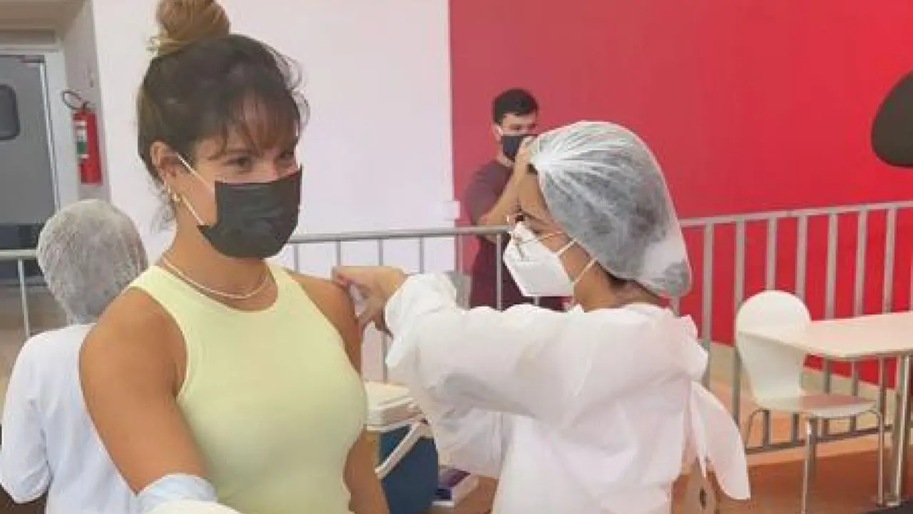 Thyane Dantas recebendo vacina contra a Covid-19 em Fortaleza